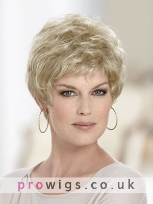 Light Blonde Short Wavy Wig With Soft Layers